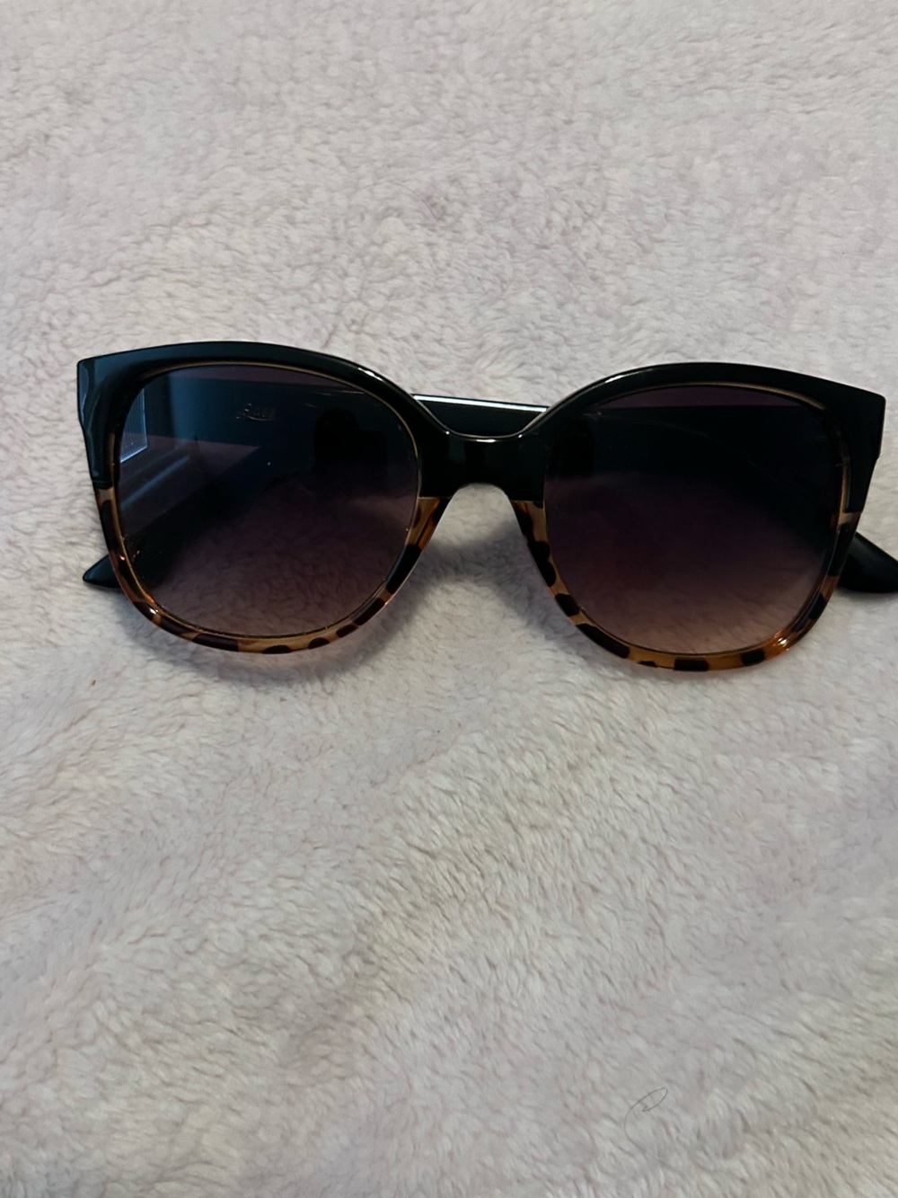 G.H. Bass & Co. Women's Black and Tortoiseshell Cat-Eye Sunglasses